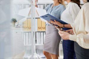 散亂的客戶名單包含多個來源與不完整資訊因此難以追蹤，需要有效的客戶名單管理